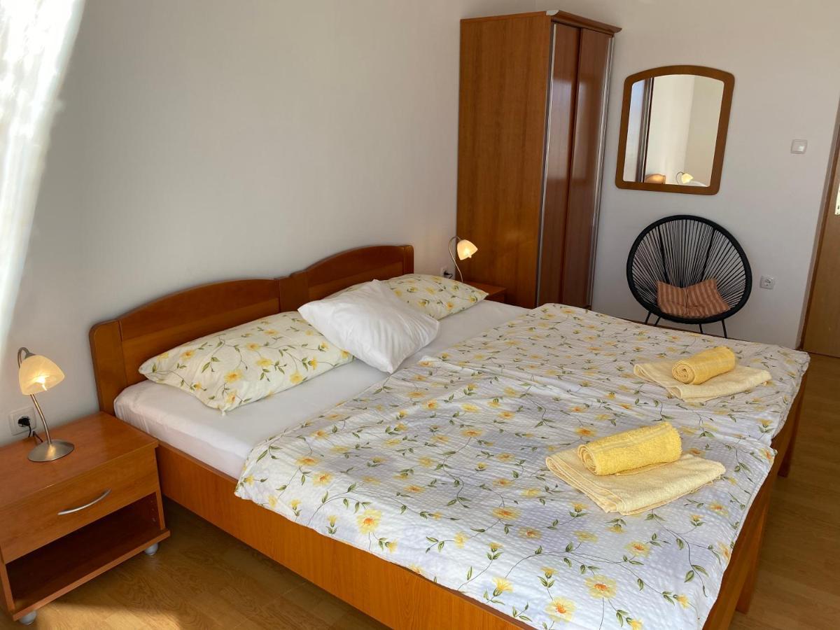 Apartments Vesna Banjol Exterior photo